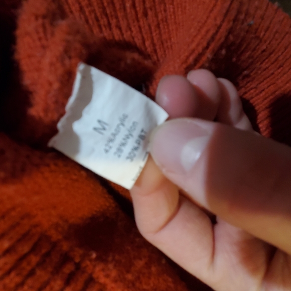Warm, well made sweater size M - Picture 2 of 4
